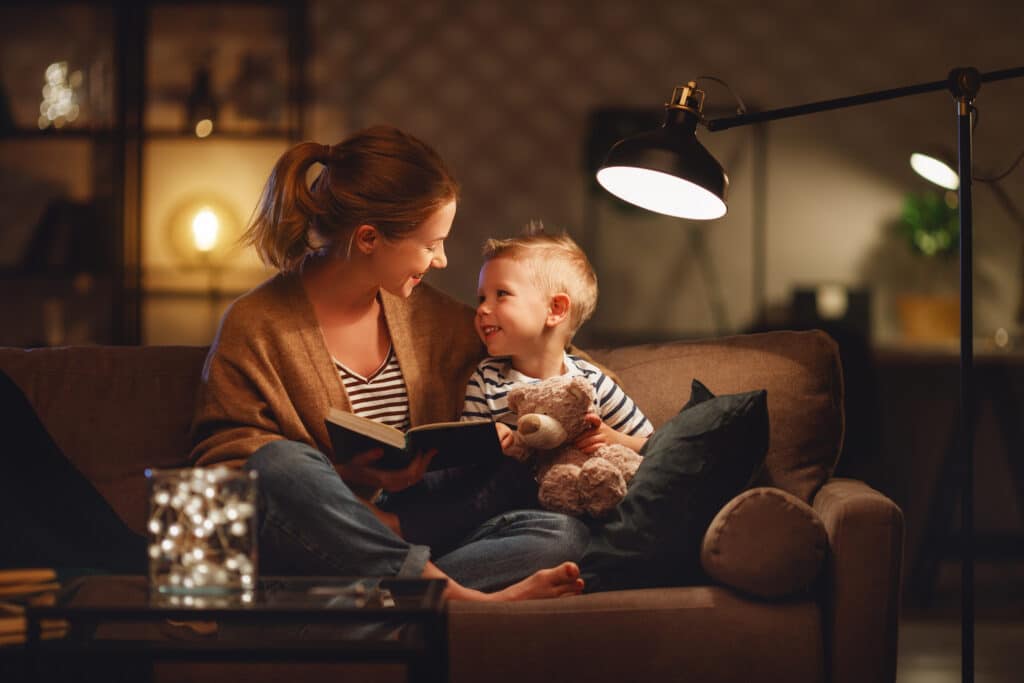 mor och son i soffa under strömavbrott